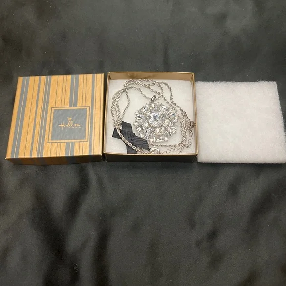 New, Without Tags, Betsy Johnson Long Neclace with Large Chrystal Pendant. - Picture 4 of 16